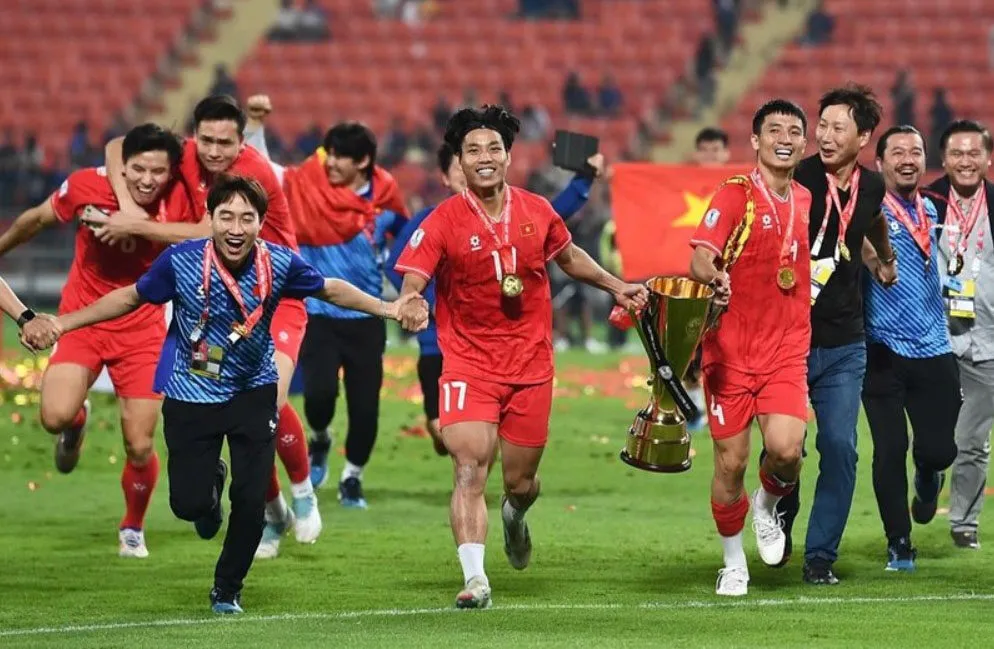 TIN NÓNG 08/01/2025: ĐT Việt Nam nhận mưa tiền thưởng, mơ dự World Cup 2030